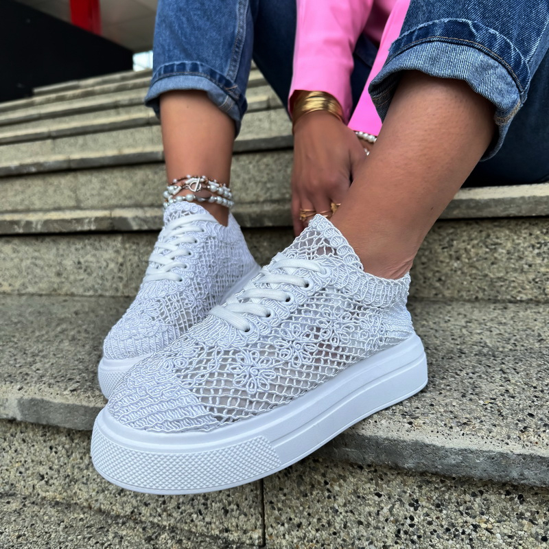 Bílé krajkové tenisky