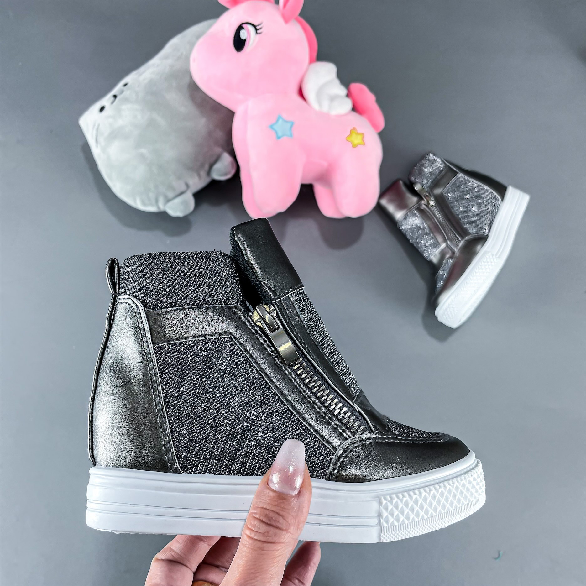 Šedé kotníkové tenisky