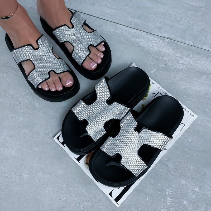 Černo -stříbrné pantofle