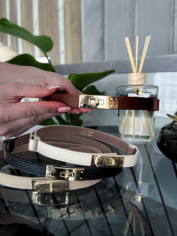 Tmavě hnědý kožený pásek