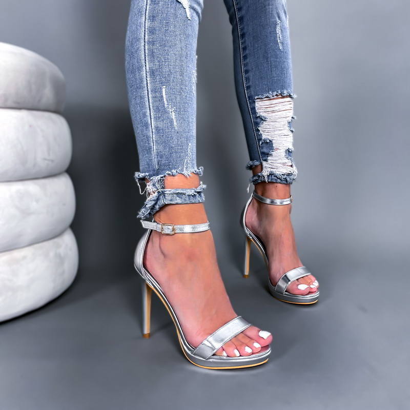 Stříbrné sandále na podpatku