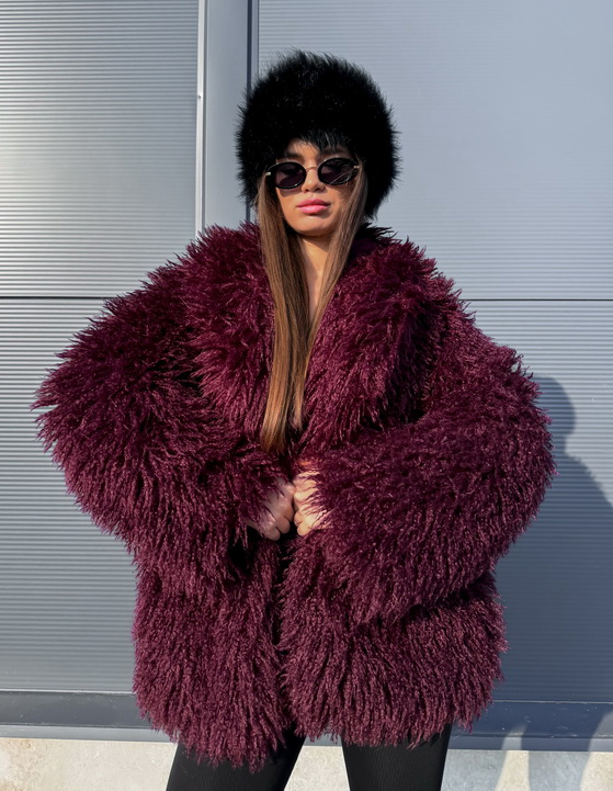 Vínový kožešinový kabát