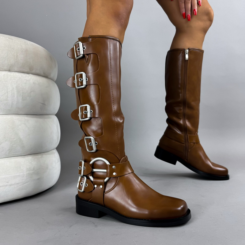 Hnědé vysoké kozačky s přezkami