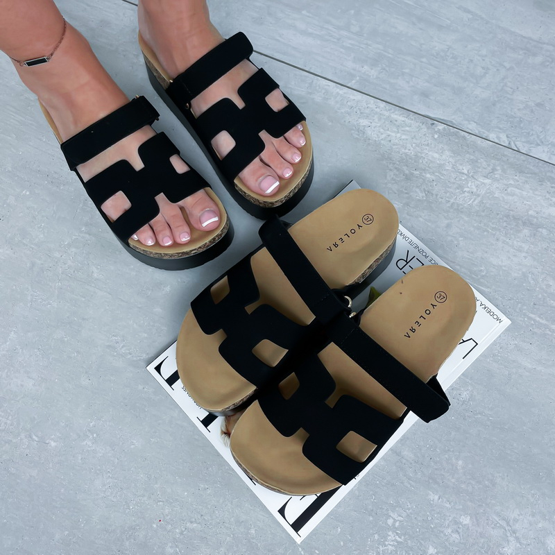 Černé pantofle na platformě