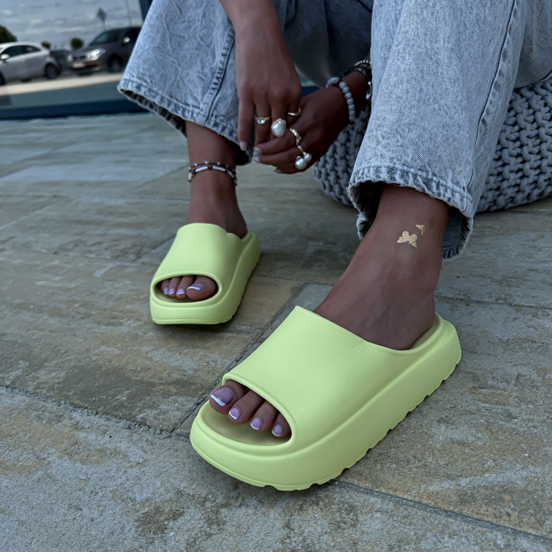 Žluté  gumové pantofle