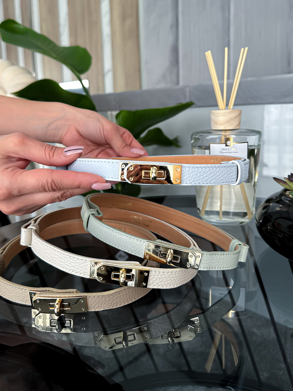 Světle modrý kožený pásek