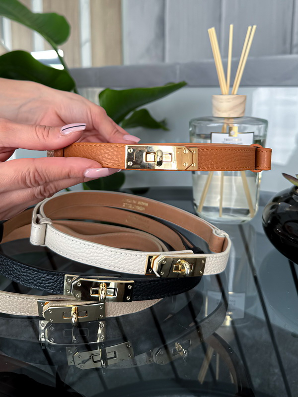 Hnědý kožený pásek