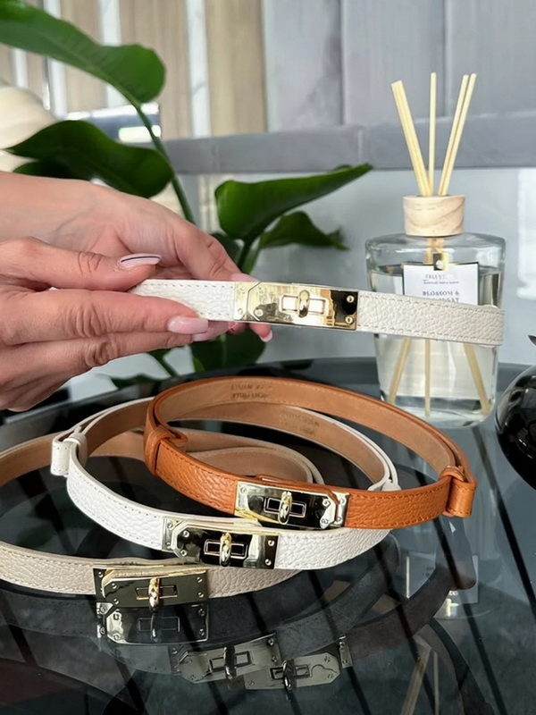 Bílý kožený pásek