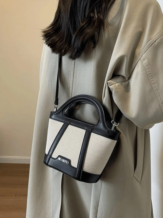 Béžovo-černá trendy kabelka