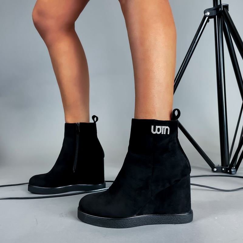 Černé semišové kotníkové boty