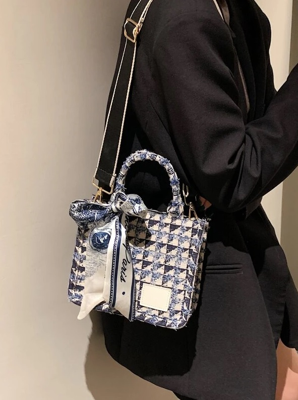 Modrá vzorovaná mini  kabelka