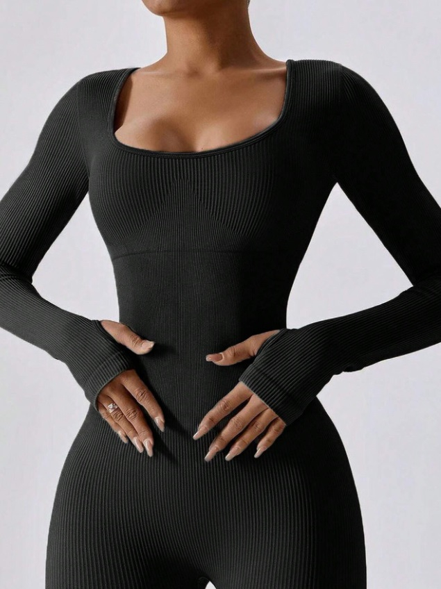 Černý vroubkovaný overal