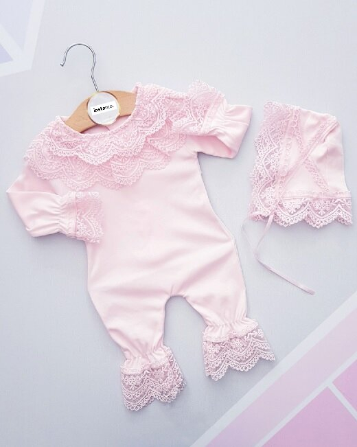 Růžový krajkový overal s čepičkou