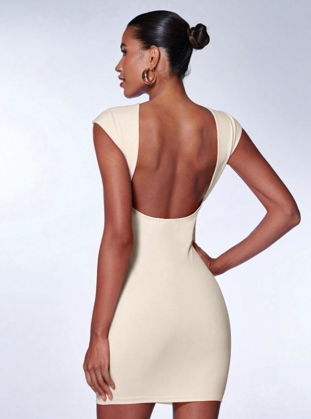 Béžové šaty s odhalenými zády