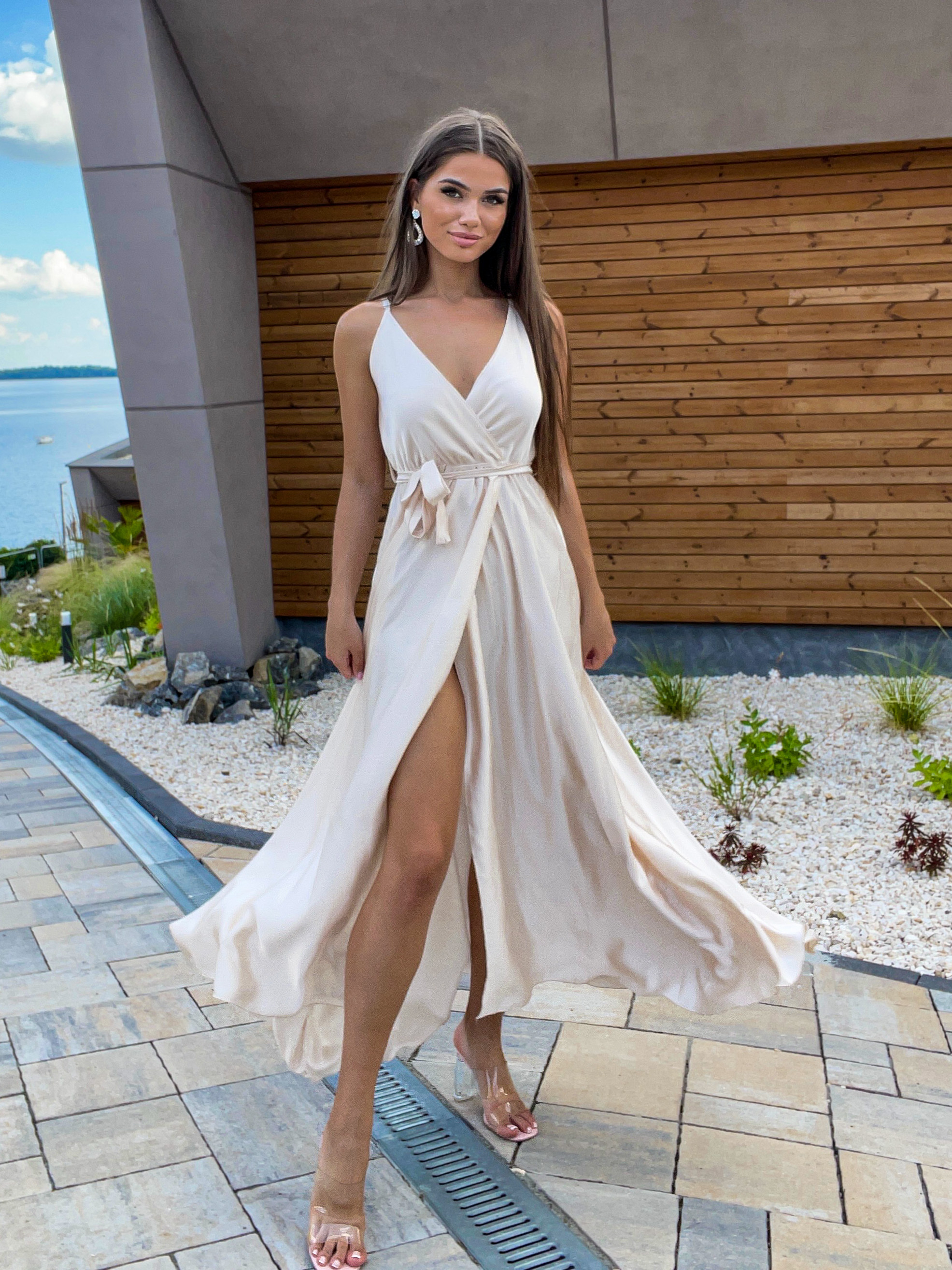 Béžové dlouhé saténové šaty