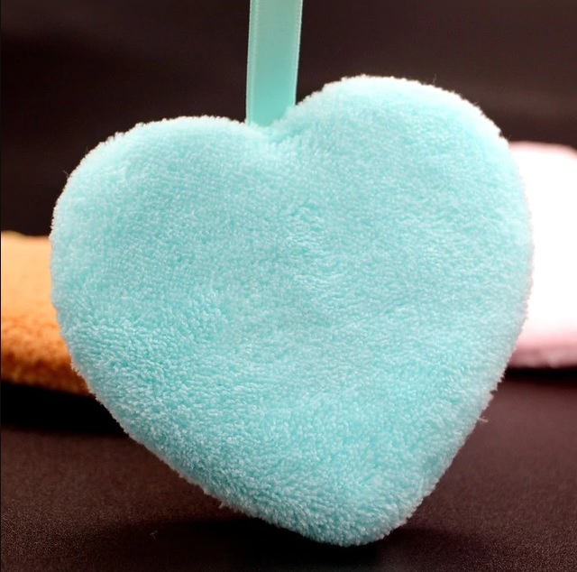 Modrá čistící hubka na tvář