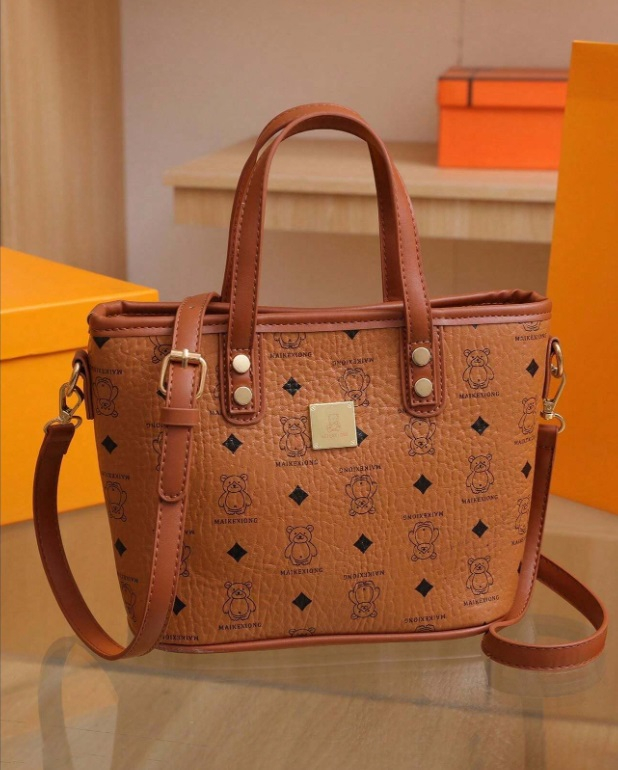 Vzorovaná hnědá kabelka