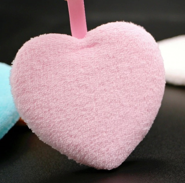 Růžová čistící hubka na tvář