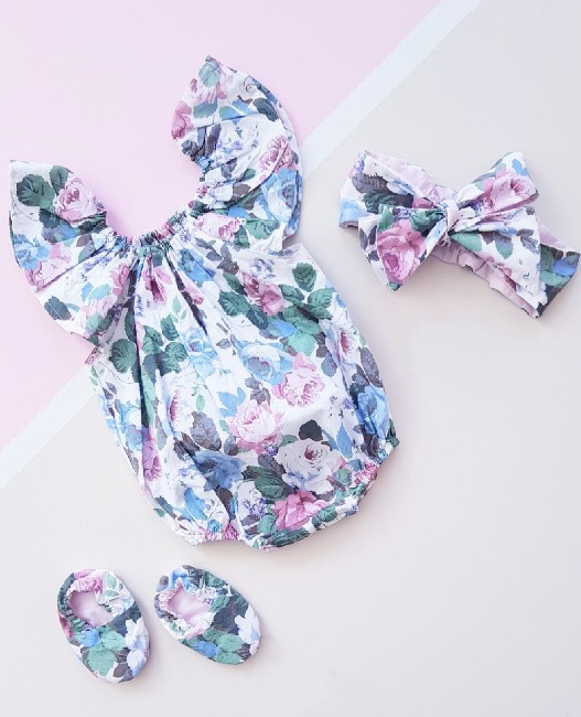 Květovaný třídílný overal s doplňky