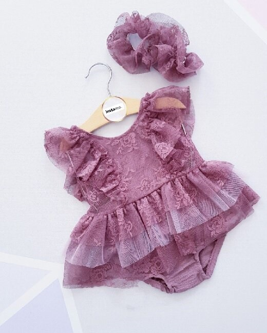 Fialové elegantní šaty s čelenkou