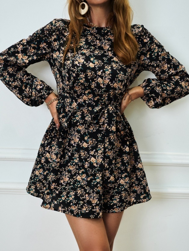 Černé květinové šaty