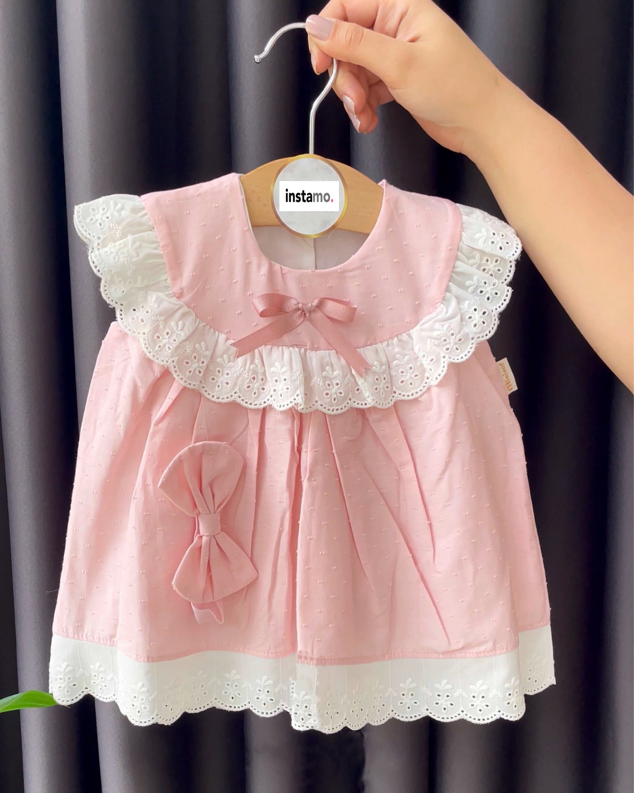 Růžové šaty s čelenkou