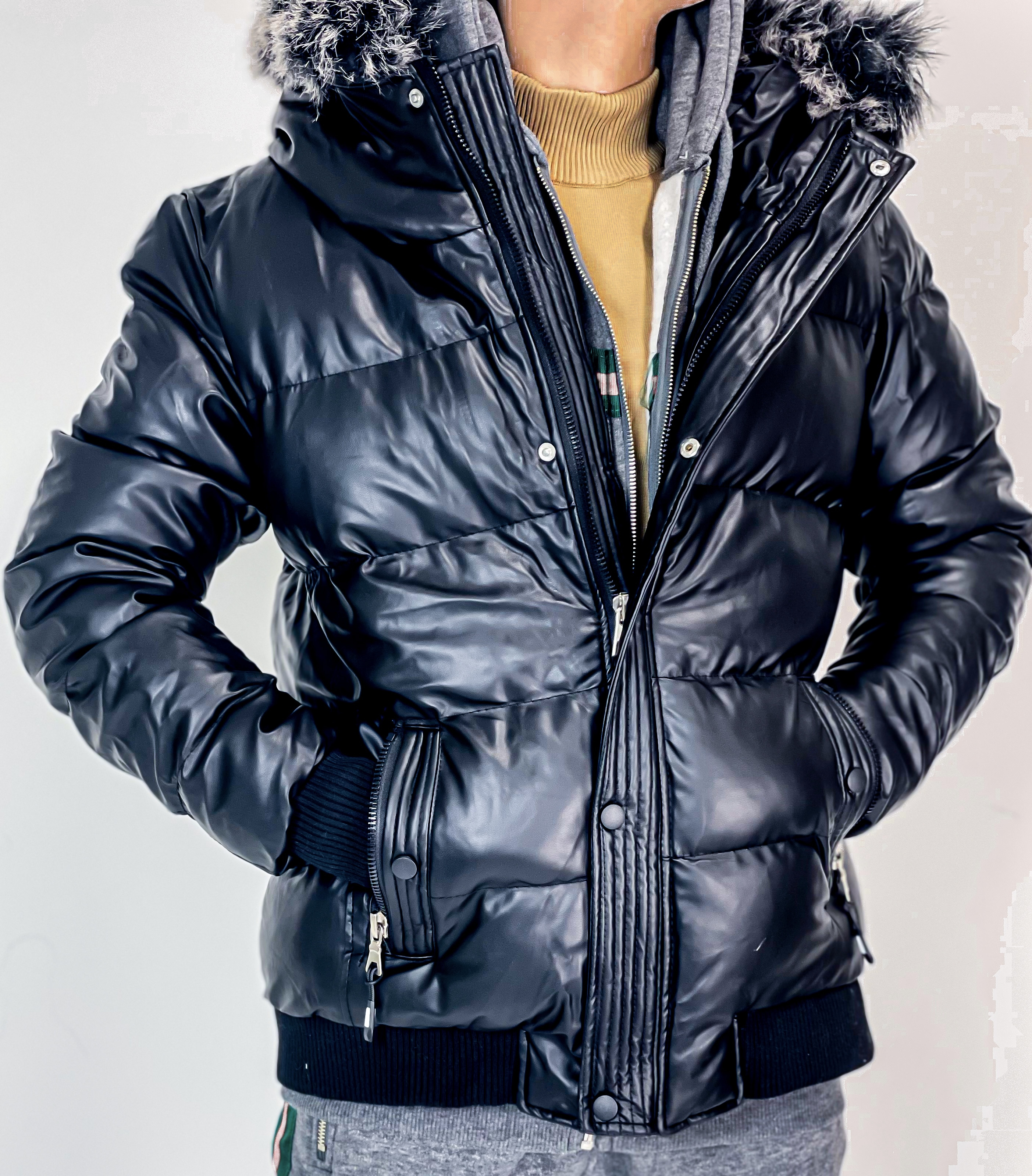 Černá bunda s kapucí