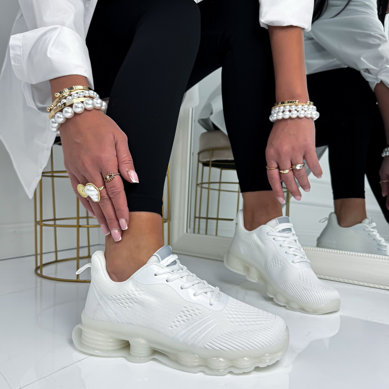 Bílé sportovní tenisky