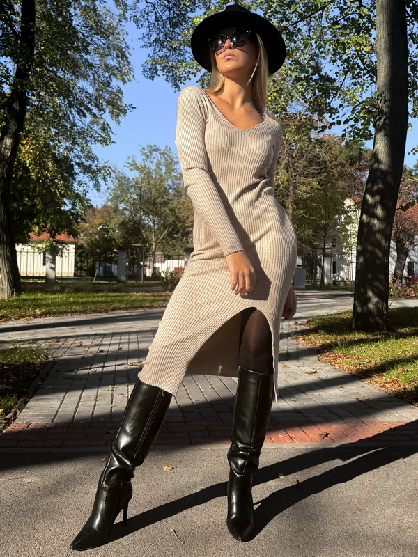 Béžové dlouhé ůpletové šaty