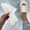 Bílé pantofle na platformě