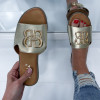 Zlaté pantofle s ozdobou