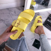 Žluté pantofle na platformě