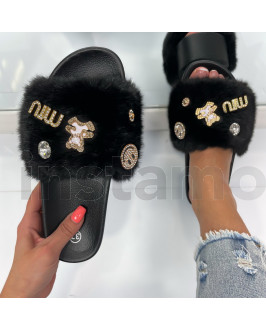 Černé kožešinové pantofle