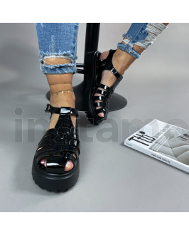 Černé lakované sandále