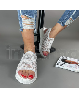 Bílé háčkované sandále