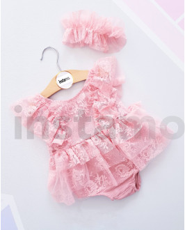 Růžové elegantní šaty s čelenkou