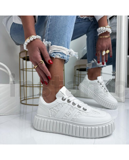 Bílé krajiované tenisky