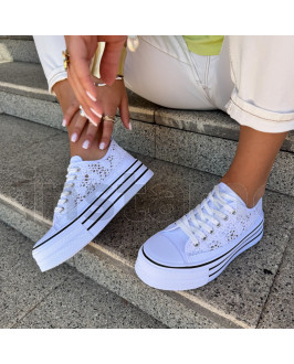 Bílé krajkované tenisky