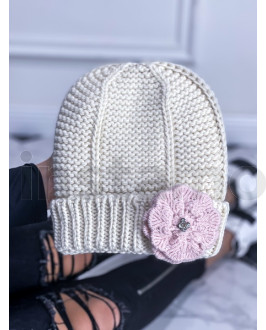 Bílá čepička s ozdobou