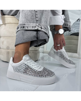 Bílé tenisky s kamínky