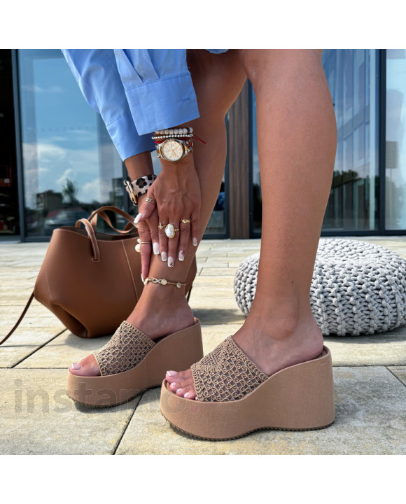 Hnědé pantofle na platformě-320544-20