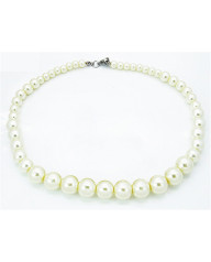 Dámský náhrdelník s perlami