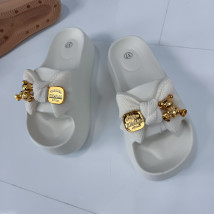 Bílé pantofle s ozdobou-301814-012
