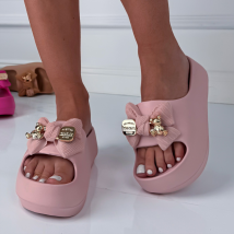 Světle růžové pantofle s ozdobou-301822-08