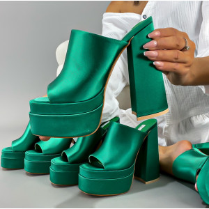 Zelené pantofle na platformě