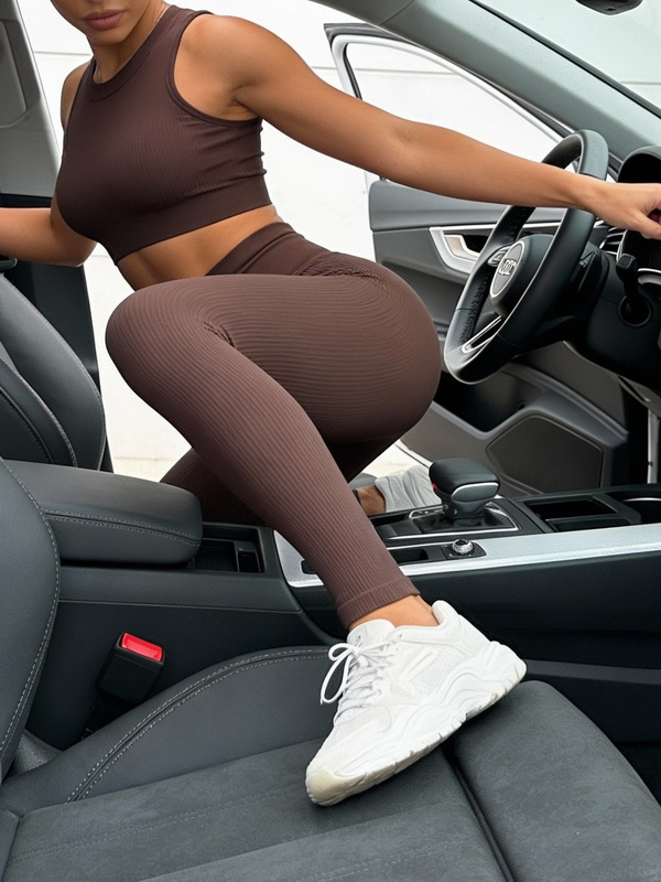 Tmavě hnědé vroubkované push-up legíny