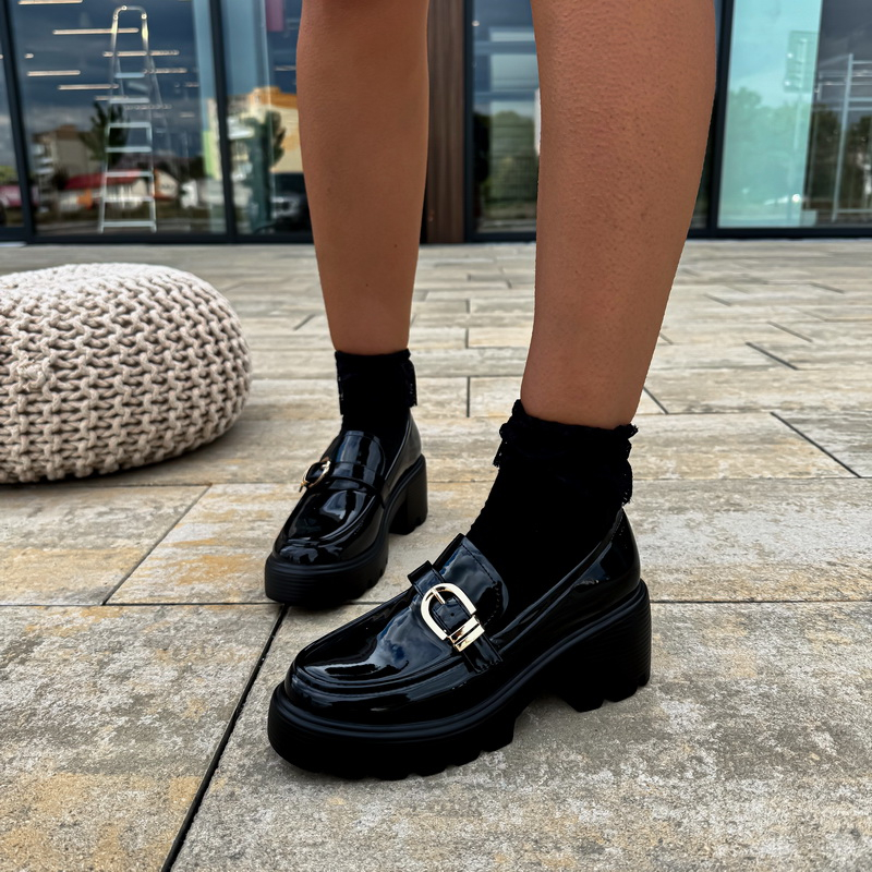 Černé lakované mokasíny