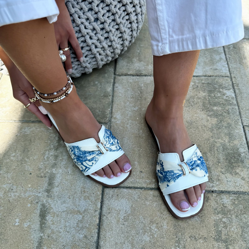 Bílé vzorované pantofle