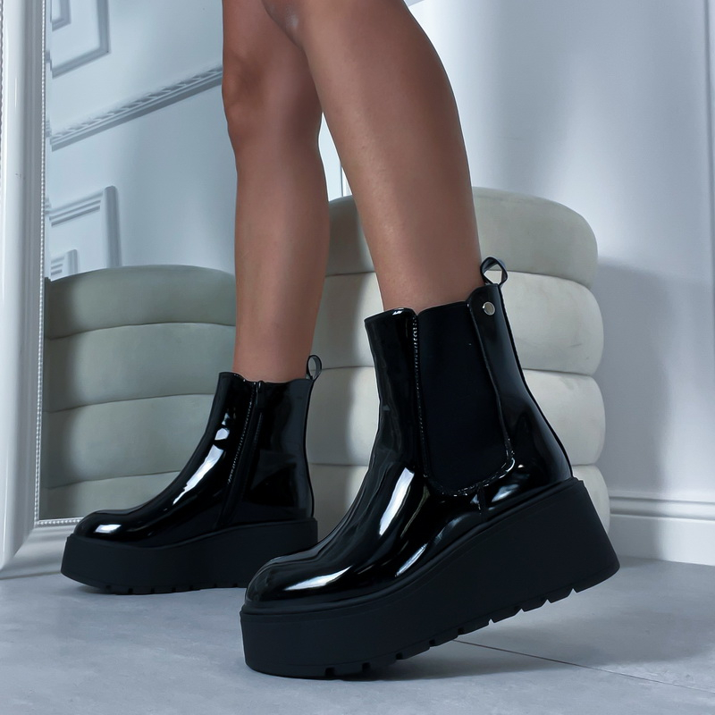 Černé  lakované polokozačky na platformě