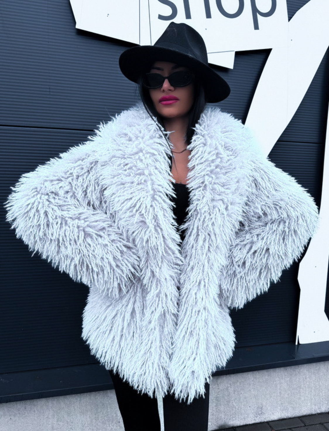 Bílý kožešinový kabát